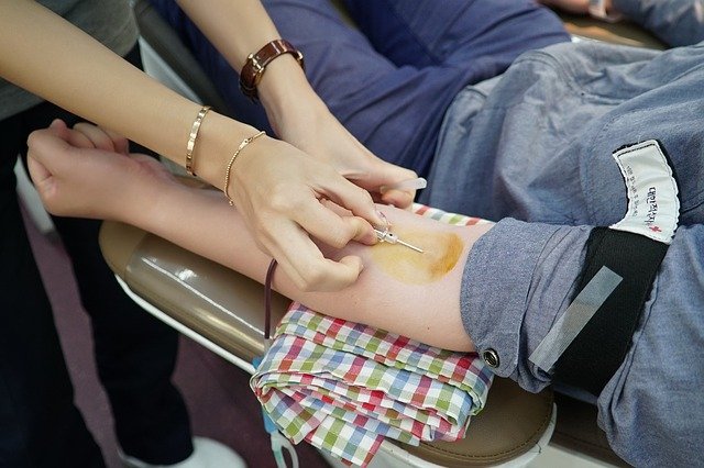 헌혈-하는-모습
