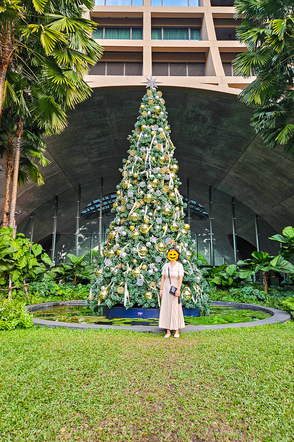 태국 방콕 씬톤 켐핀스키 호텔 Bangkok Sindhorn Kempinski Hotel 크리스마스 트리 앞에서 베이지색 원피스 입은 사람