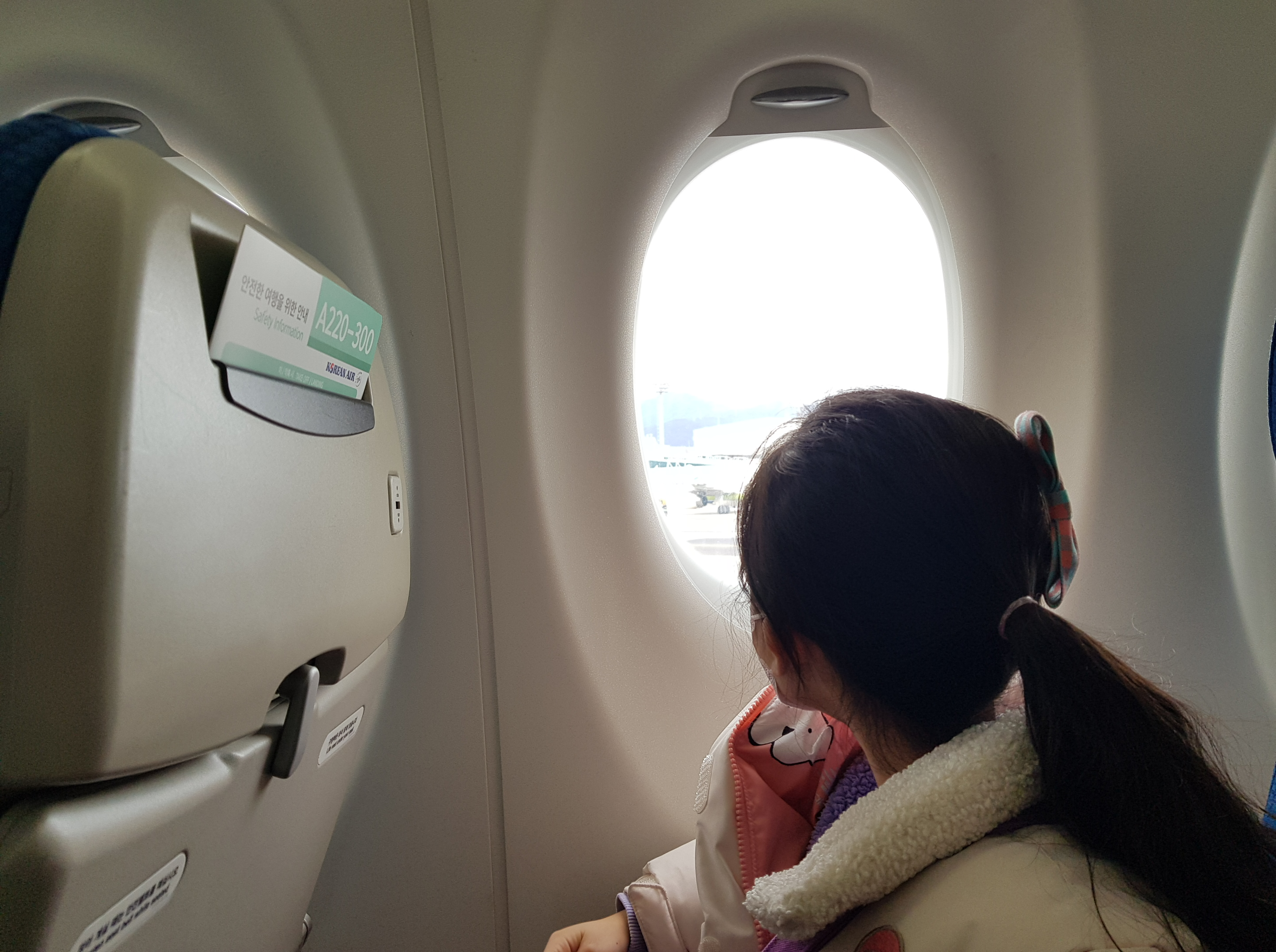 제주도 여행가는 비행기 안에서 창밖을 보고 있다