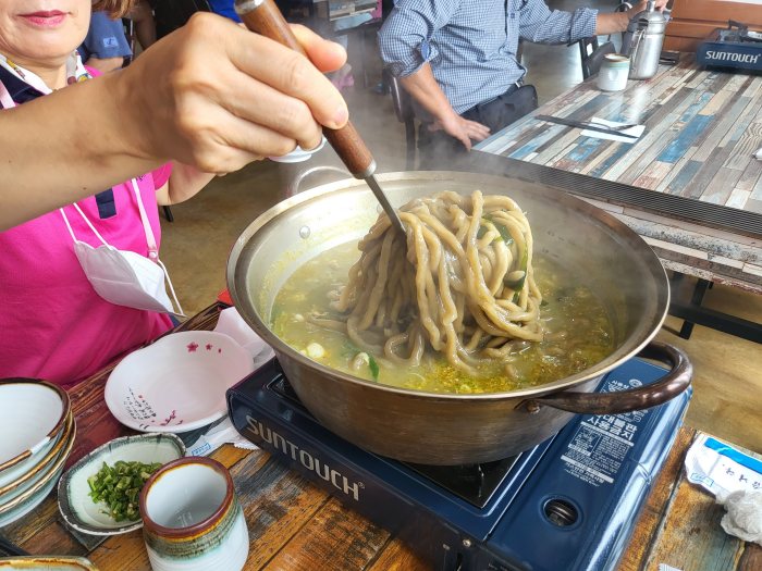 가스버너로-끓이는-보말칼국수