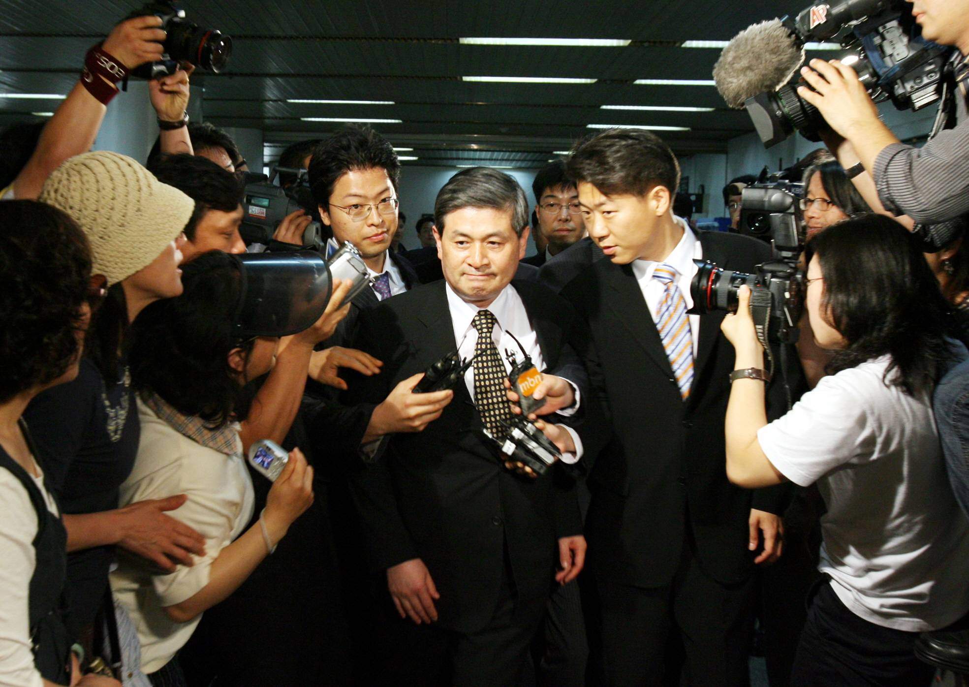 킹 오브 클론: 황우석 박사의 몰락(King of Clones)으로 보는 황우석 대국민 사기극 킹 오브 클론: 황우석 박사의 몰락(King of Clones)으로 보는 황우석 대국민 사기극