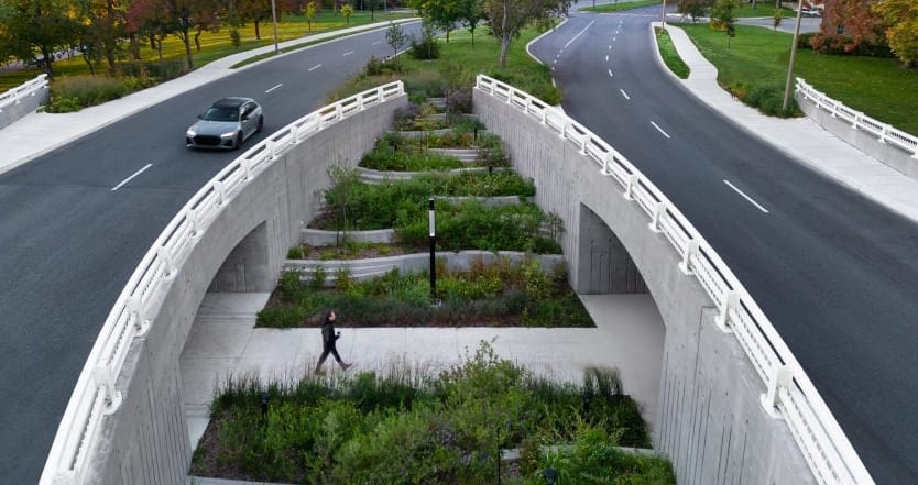 재활용 유리 사용한 콘크리트로 만들어진 곡선 다리: Darwin Bridges Provencher Roy mixes recycled glass into concrete of sculptural Quebec bridge