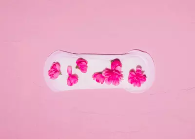 top-view-sanitary-towel-with-petals