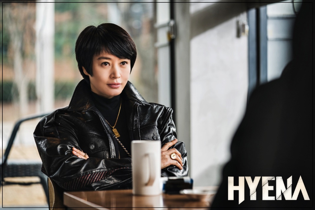  하이에나 김혜수 금목걸이와 핸드폰케이스 눈에 띄는 아이템을 알아보았습니다.