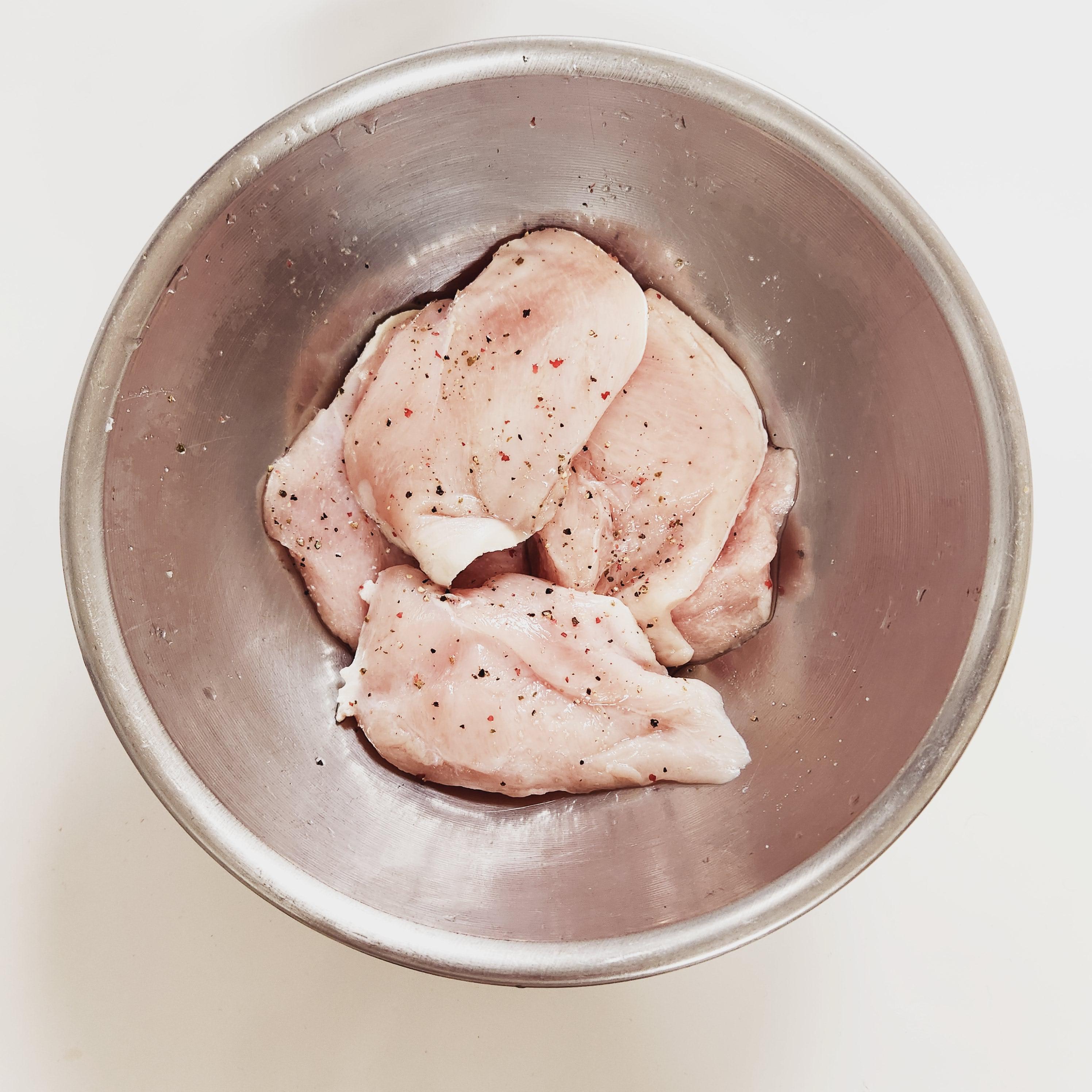1. 닭가슴살에 미림(청주)&#44; 소금 약간&#44; 통후추를 갈아(없으면 일반 후추) 10분 정도 재우기
