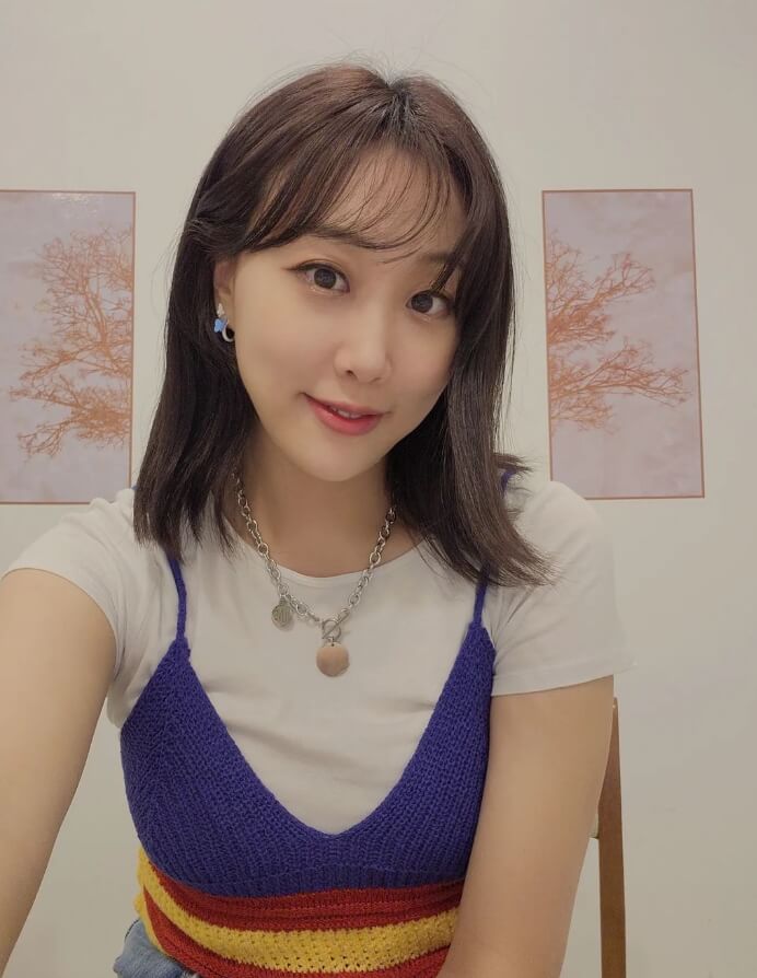 목걸이와귀걸이를하고있는-긴머리여성의모습