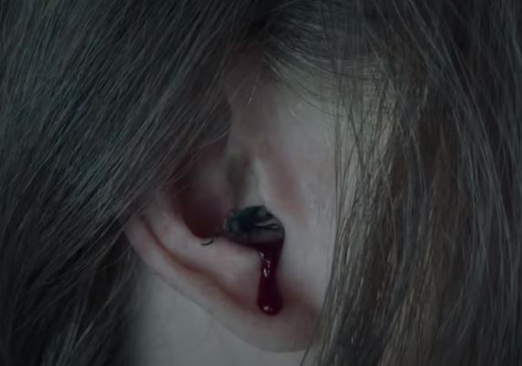 벌레의 모습으로 사람 귀로 들어가는 악령