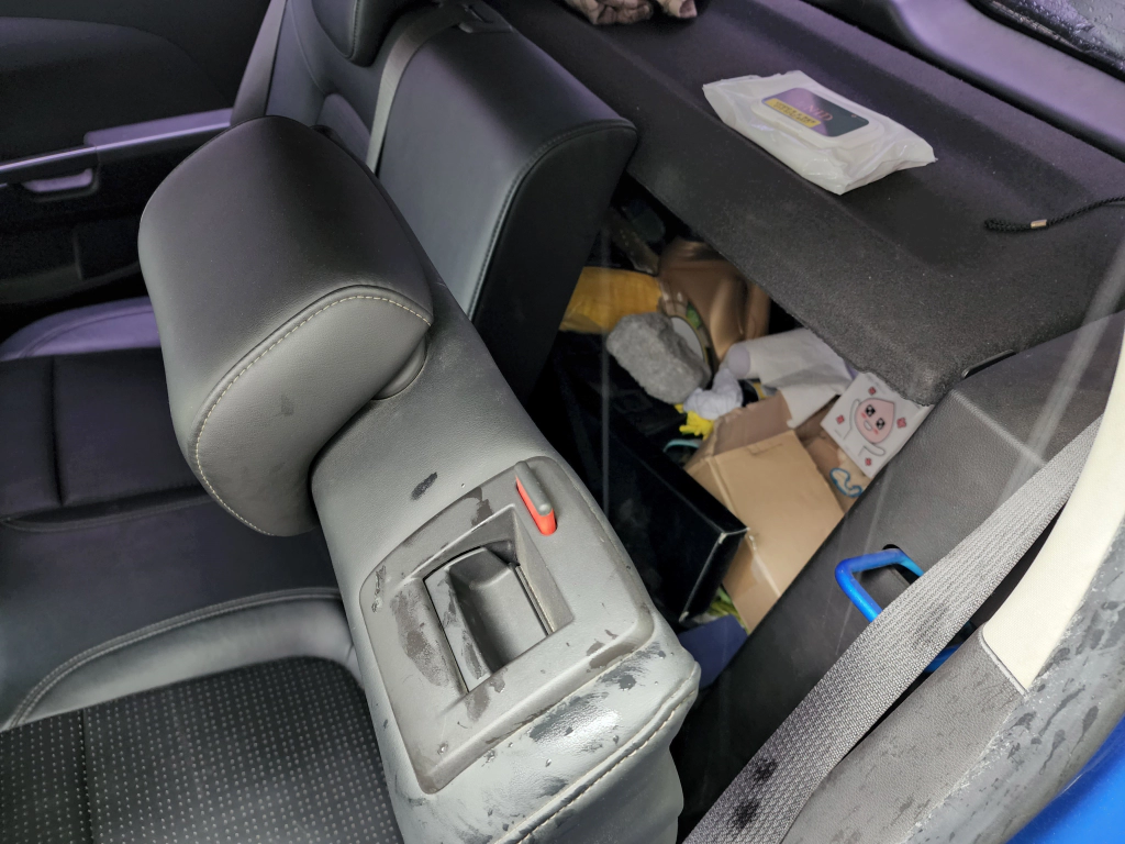 트렁크를 열지 못하는 상황이라면 2열 시트를 폴딩하면 트렁크 짐을 꺼낼 수 있다.