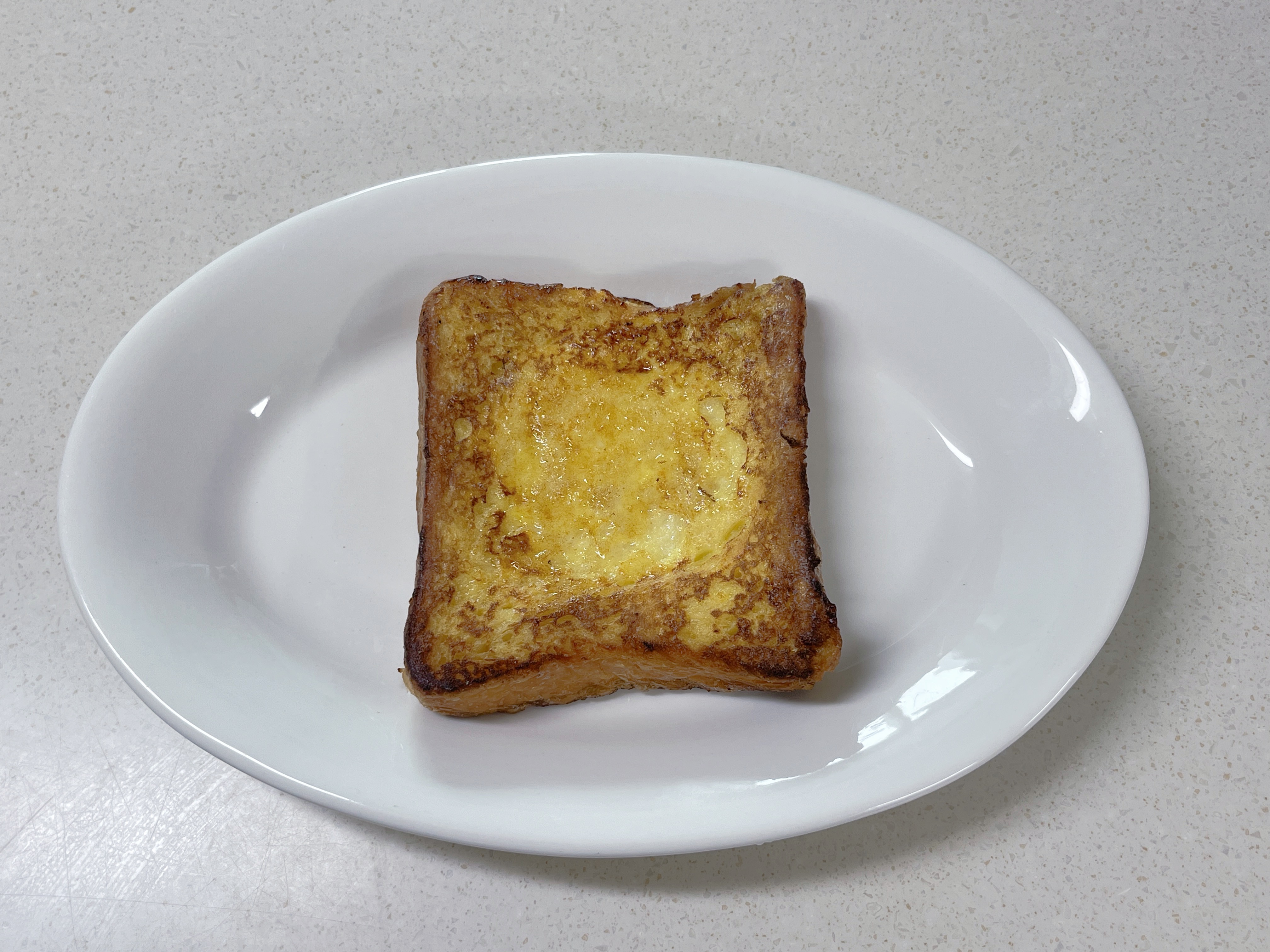 접시에 노릇하게 구워진 식빵 담기 