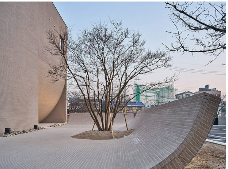 대전의 독특한 디자인의 U자형 카페 VIDEO: Concrete brick façades flow into central yard to form nameless architecture&#39;s café in korea