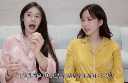 "감정이 깨질까봐 두렵지만 버틸 수 있을까요?" 쉬는 시간까지 후배들의 머리를 잡아주던 똥꼬발랄 여배우 4