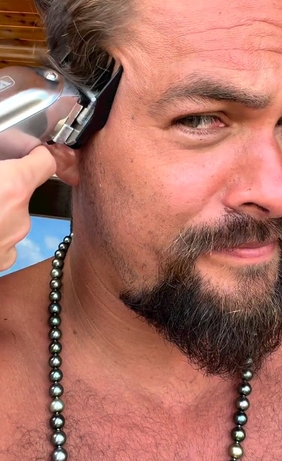  제이슨 모모아(Jason Momoa)가 바다에서 일회용 플라스틱 폐기물에 대한 인식을 높이기 위해 삭발을 합니다.