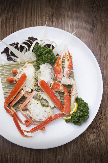 영덕&amp;#44;울진에서 유명한 대게 사진입니다. 맛있게 쪄낸 대게를 먹음직 스럽게 잘라서 접시에 담은 모습입니다.