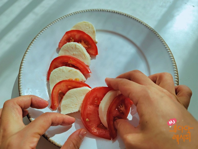 카프레제 샐러드 토마토카프레제 샐러드바질페스토 3