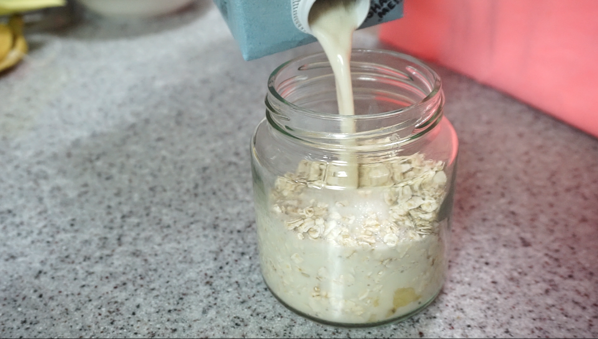 초코오버나잇오트밀 만들기 귀리우유 붓기