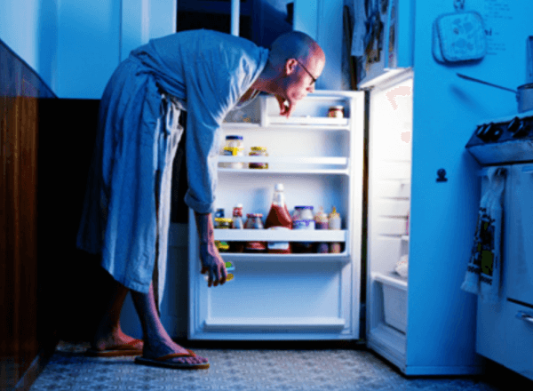 밤에 냉장고를 여는 모습