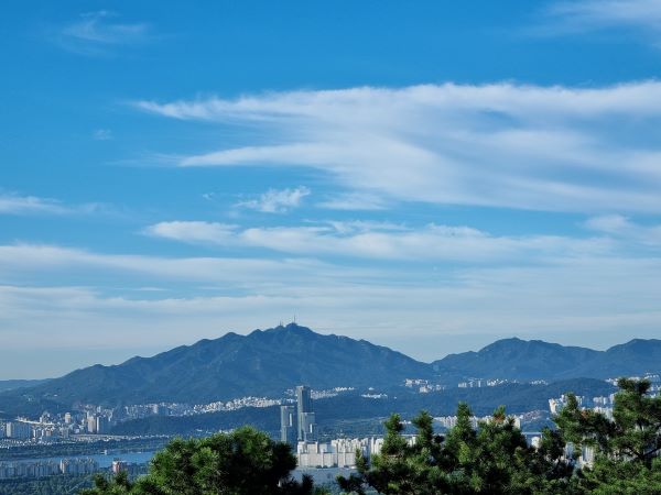 남산에서 관악산을 바라보며 찍은 사진으로 정말 맑은 날씨에 시야가 시원하다.