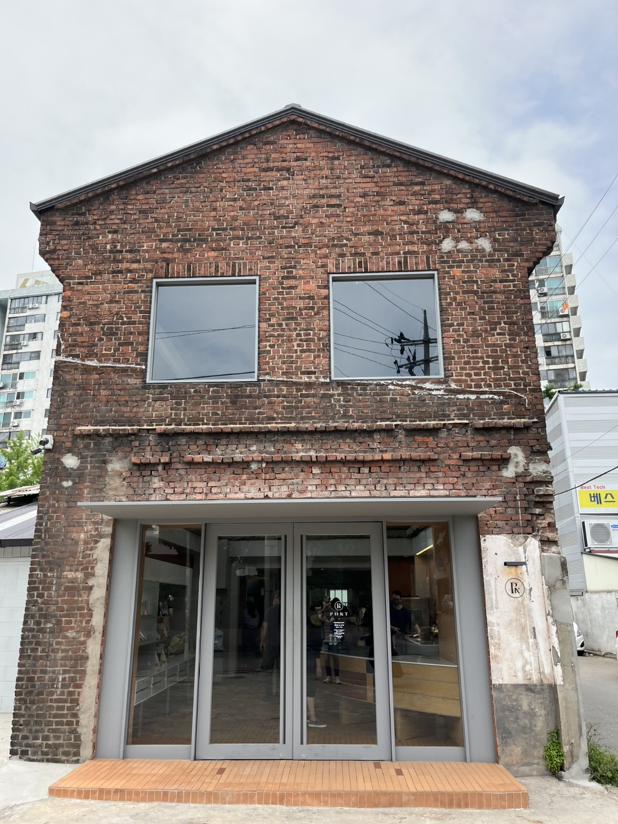 문래동에 있는 힙 카페, 커피보다 빵이 더 맛있다! 폰트 가게 10