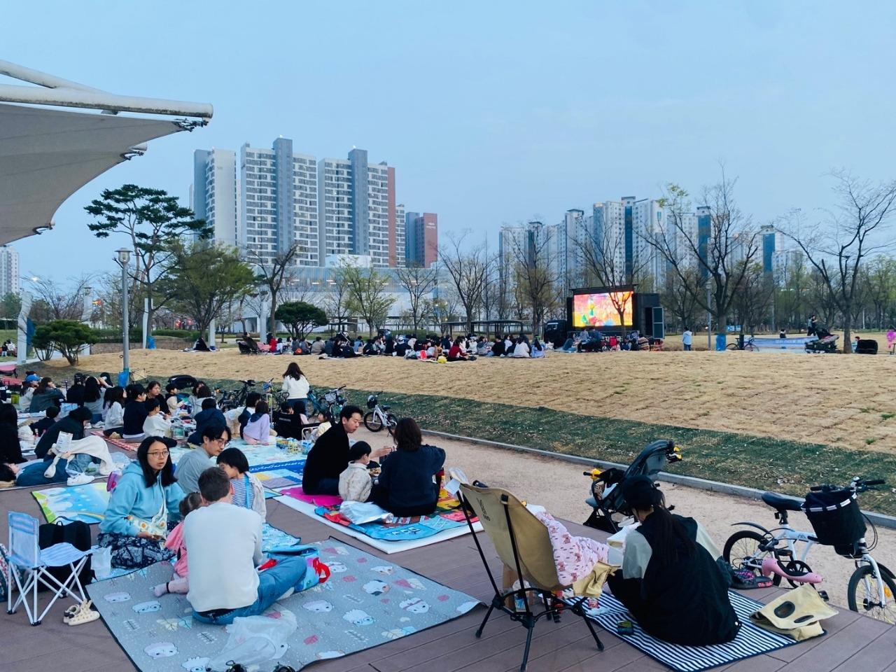 김포시 ‘야간 공원 돗자리 극장’ 첫 행사 성료 김포시 ‘야간 공원 돗자리 극장’ 첫 행사 성료