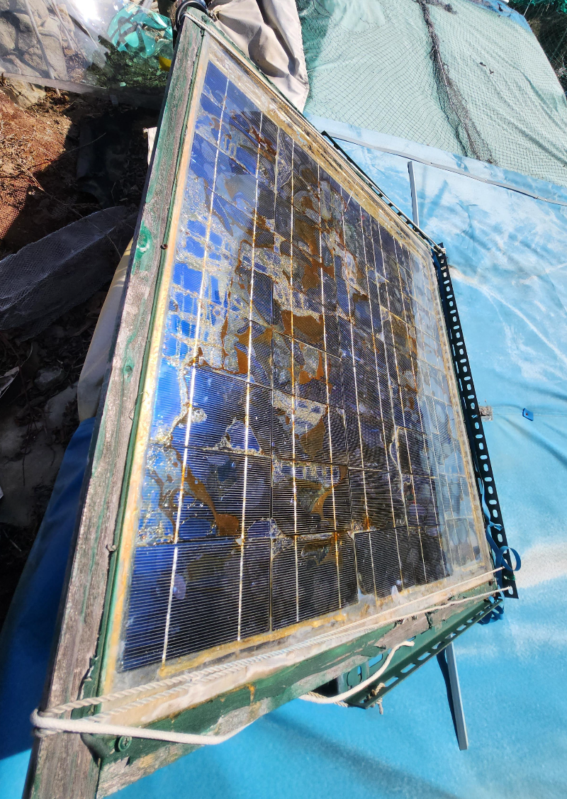 유리로 제작한 태양광패널이 태양빛을 받고 있다.
전기를 발전중이다.