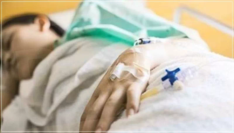 병원침실에 링겔을 맞고 누워있는 아이
