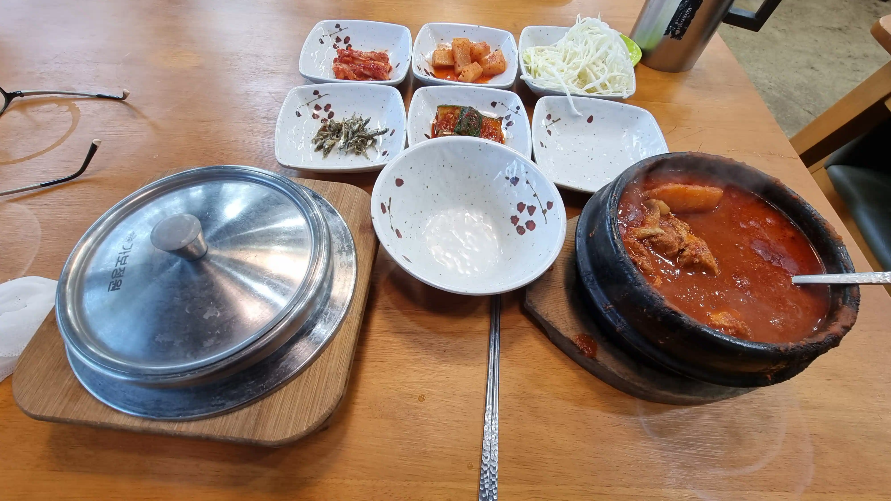 차려진 닭볶음탕과 솥밥 모습