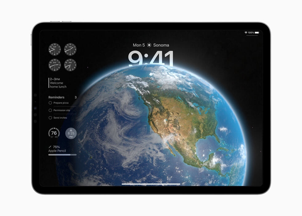 지구 배경화면에 인터랙티브 위젯을 보여주는 iPad Pro 잠금 화면.