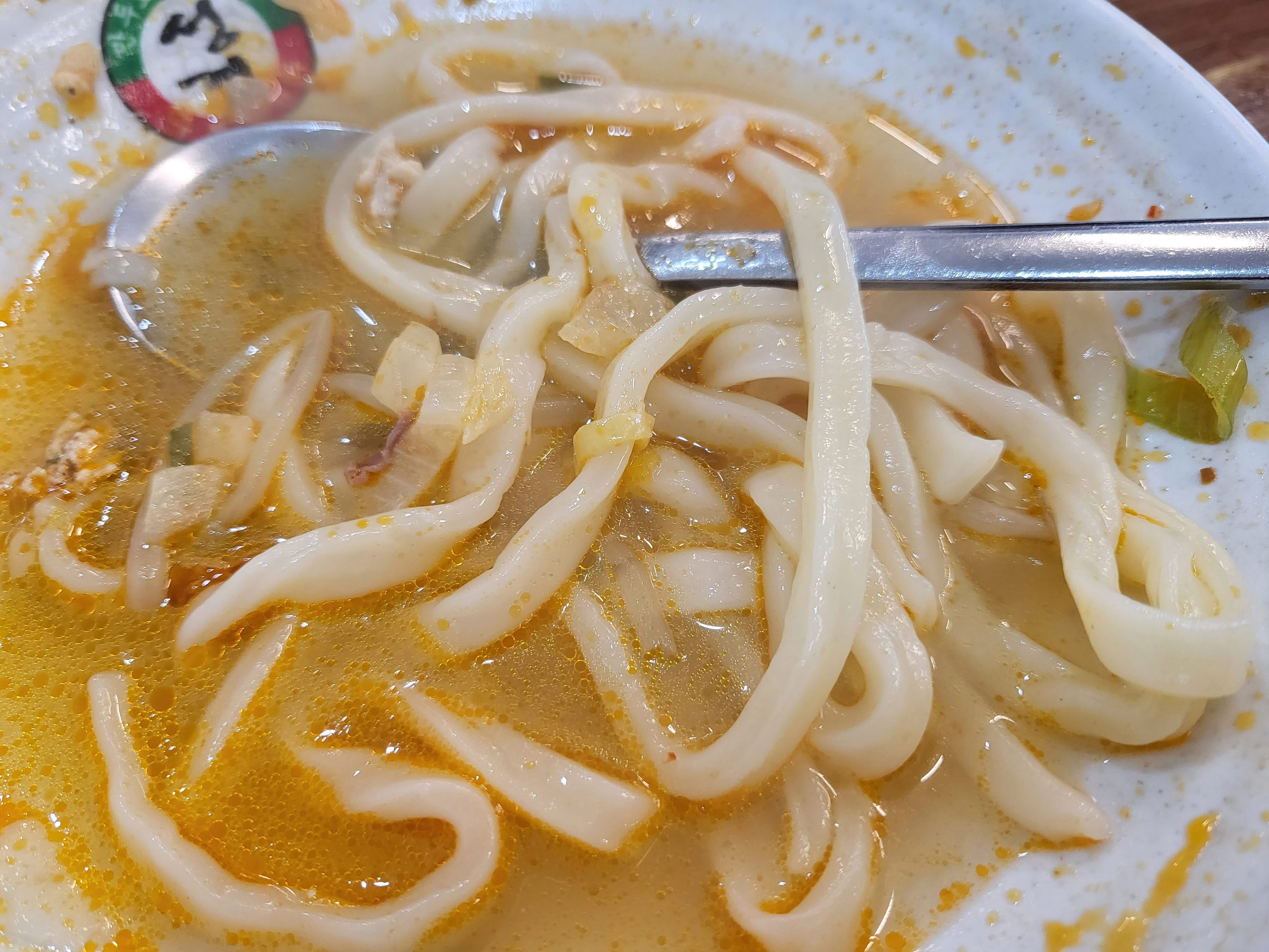 전골을 1차로 다먹으면 칼국수를 주문한다