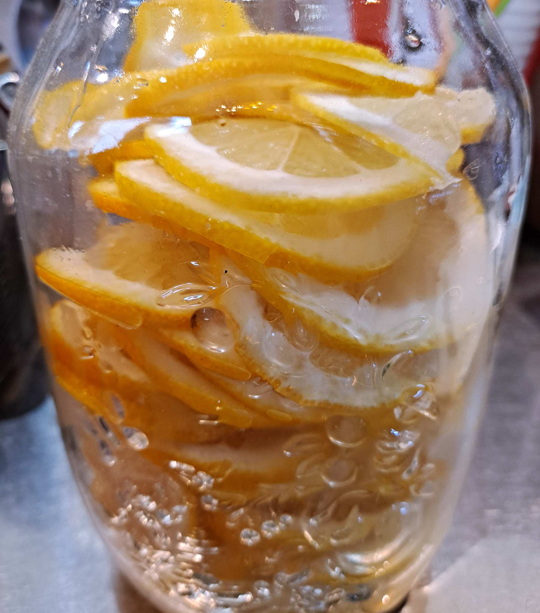 레몬 슬라이스 유리병에 담아주기