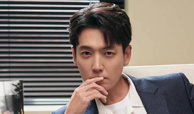 40만명의 학원 강사 중 1등 강사. 강의실에서는 유쾌하고 열정적이지만 그곳에 벗어나면 까칠하고 예민해짐