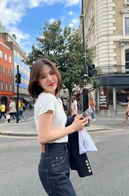 웬디가 웃고 있는 사진