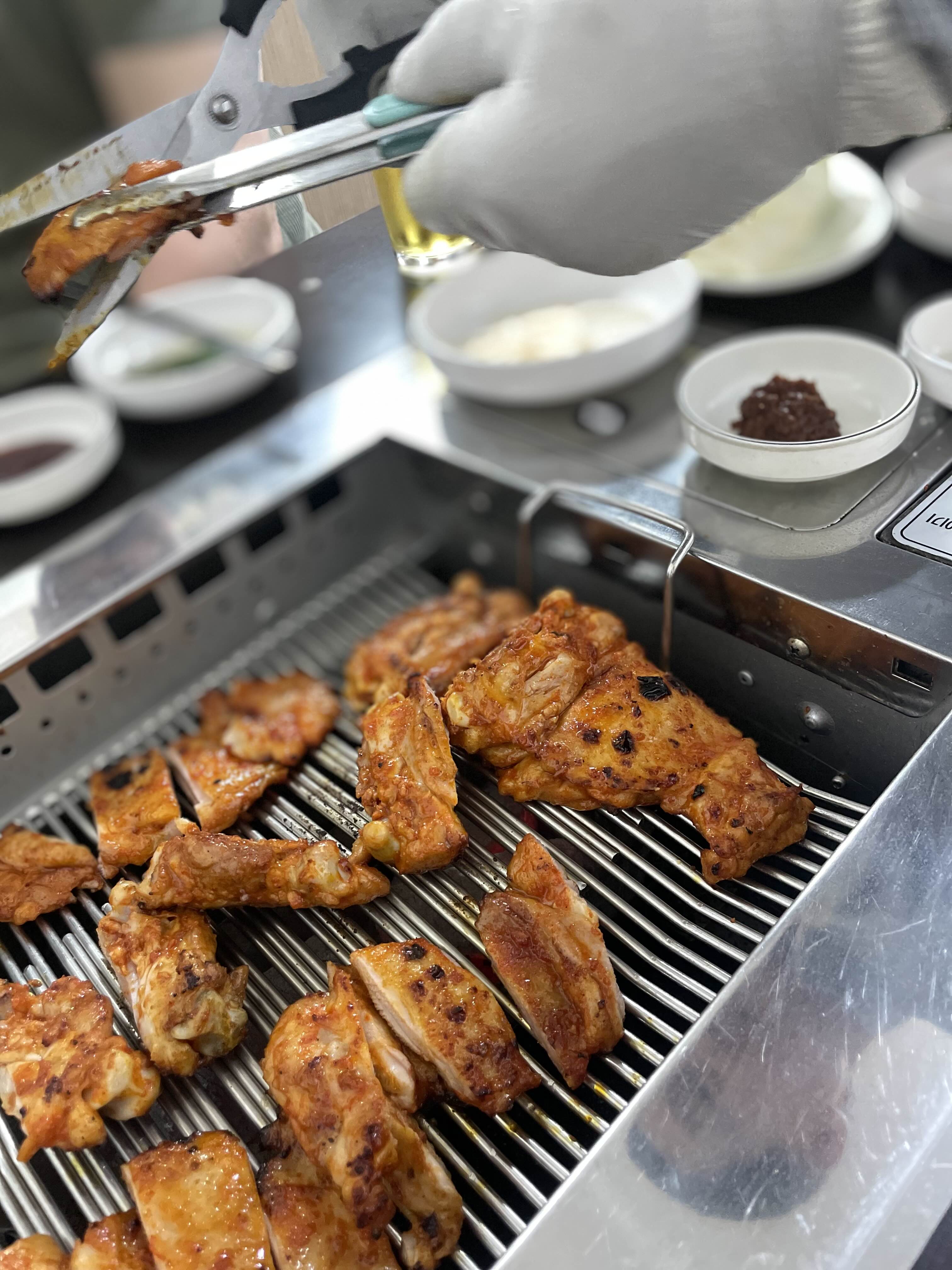 참나무숯불에닭이만나는순간 이미지