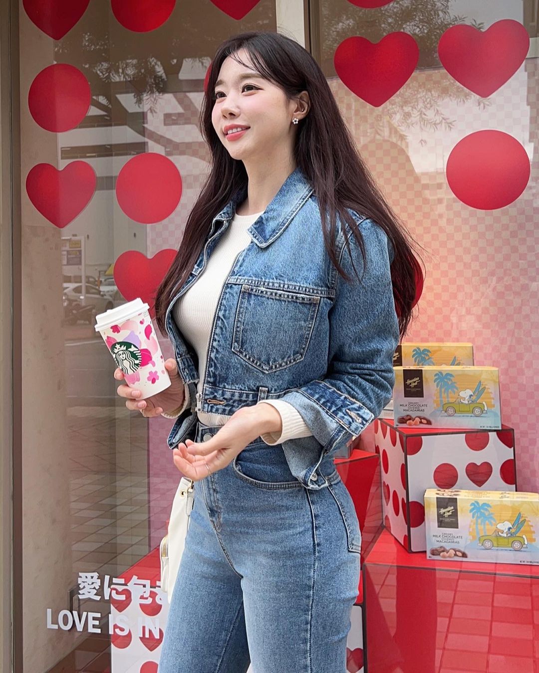 아나운서 진달래의 우뚝 솟은 크기 & #44;  몸