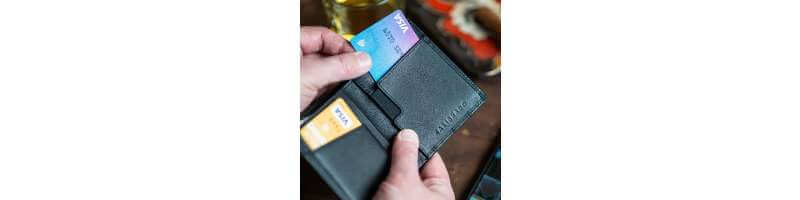 지갑-신용카드-꺼내는-모습