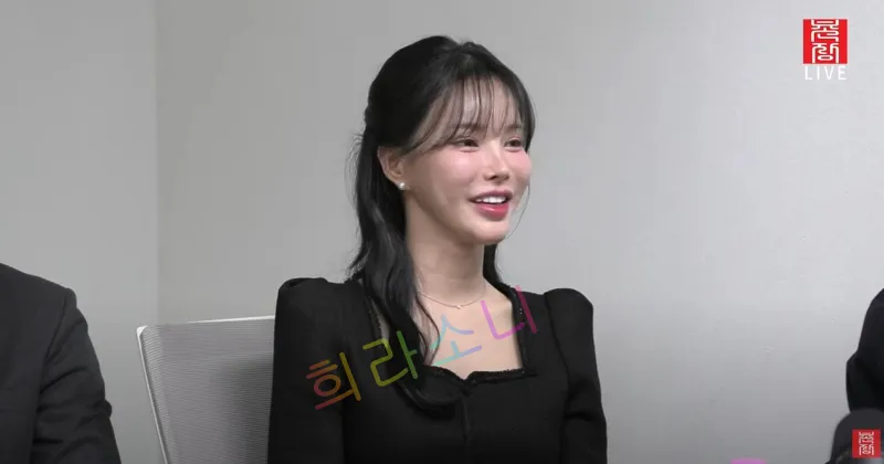 검은색 원피스를 입고 긴 머리를 단정히 묶은 23기 영자가 밝게 웃으며 흰 벽 앞에서 앉아 있다. 귀에는 진주 귀걸이를 하고 있으며, 화면 오른쪽 상단에는 '곤솔 LIVE' 로고가 보인다. 자막은 '희라소니'라고 적혀 있다.