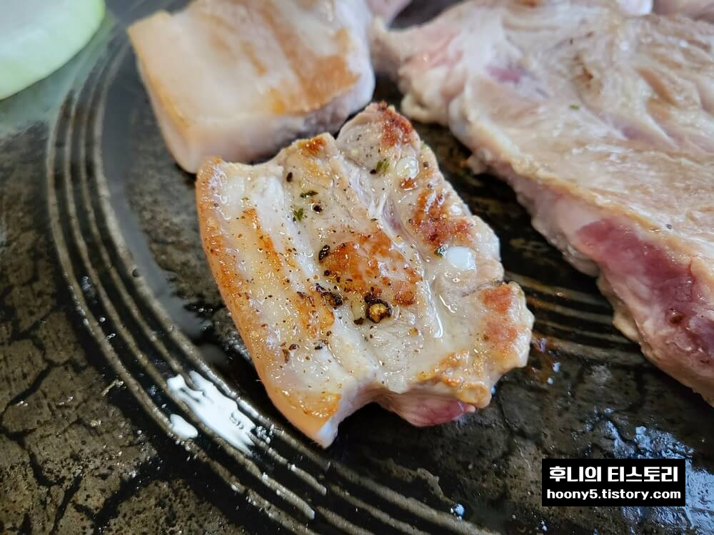 통삼겹 굽는 모습 근접 샷