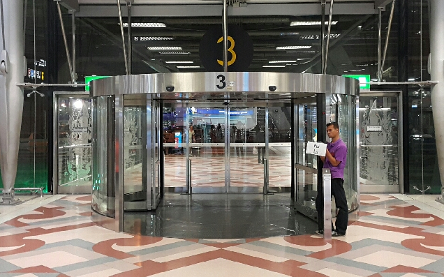 수완나품 공항 입국장 2층 3번 회전문 앞