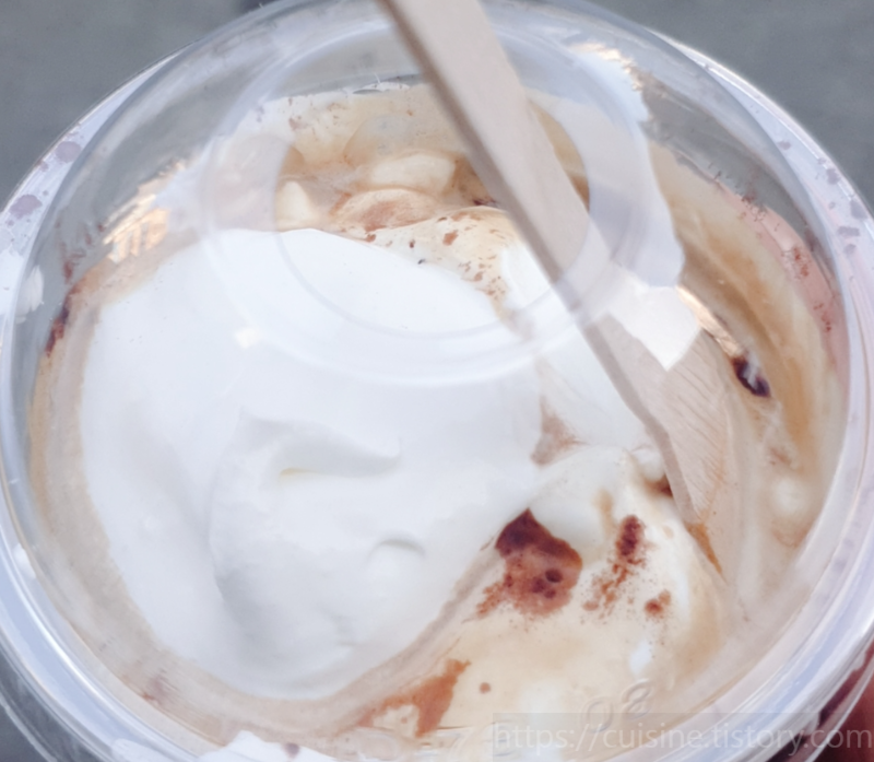 텐퍼센트 커피 방배&#44; 텐라떼&#44; 위에 크림폼이 올라가 있고 나무막대를 줘서 나중에 남은 크림과 라떼를 섞어 먹을 수 있도록 했다.