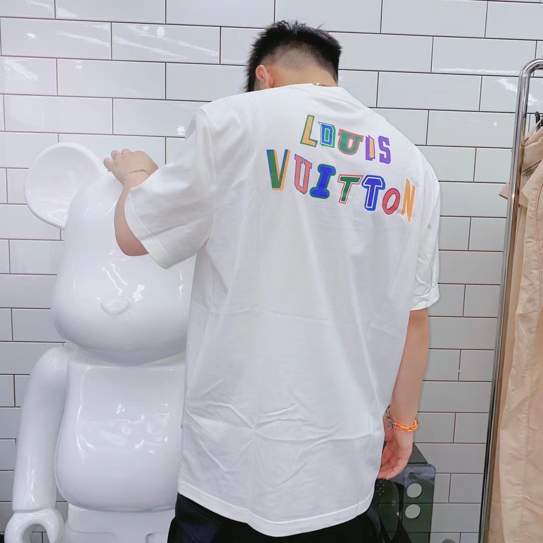  [LOUIS VUITTON x NBA] 루이비통 X NBA 프론트 앤드 백 레터스 프린트 반팔 티셔츠 1A8X8R
