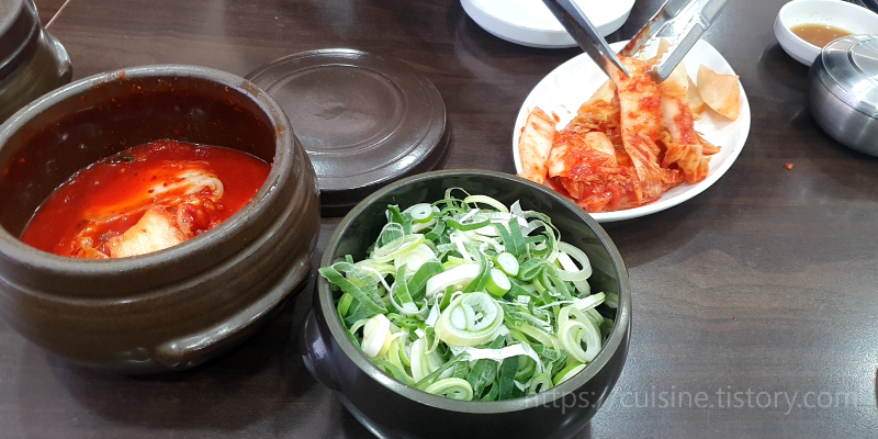 서초구 사당 방배 도가니탕 설농탕 맛집 &#39;한양 설농탕&#39;&#44; 상차림&#44; 배추김치 깍두기 다진파가 항아리에 담겨져 자율적으로 먹는 방식이다. 후추 굵은소금이 테이블 마다 구비되어 있고&#44; 도가니탕 주문시 찍어먹는 소스가 같이 나온다.