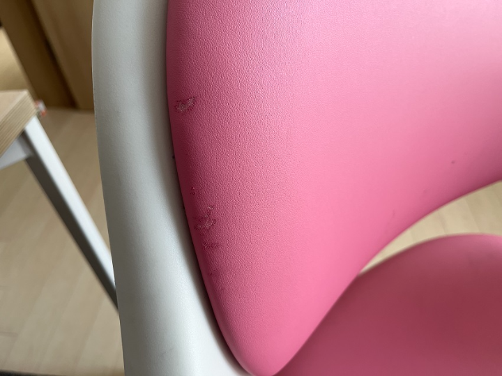 가죽이-조금-벗겨진-핑크색-의자-등받이