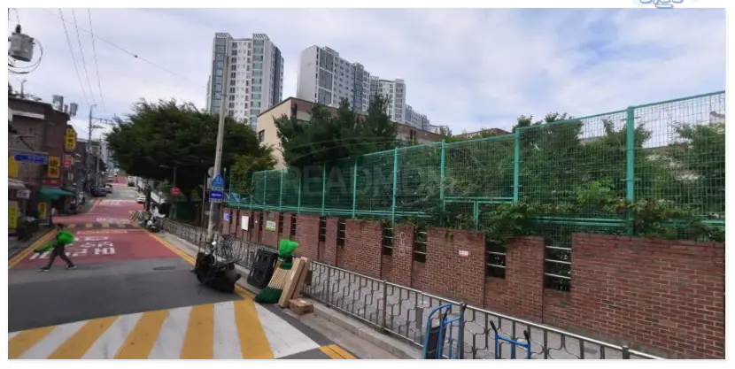 동대문-답십리초등학교-방지턱-담벼락-상가-하늘-아파트
