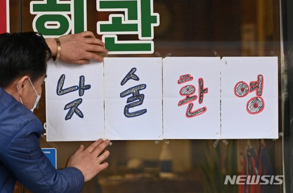 한국인들이 생각하는 낮술 이미지랑 완전히 다른 컨셉 가져온 가수...jpg | 인스티즈