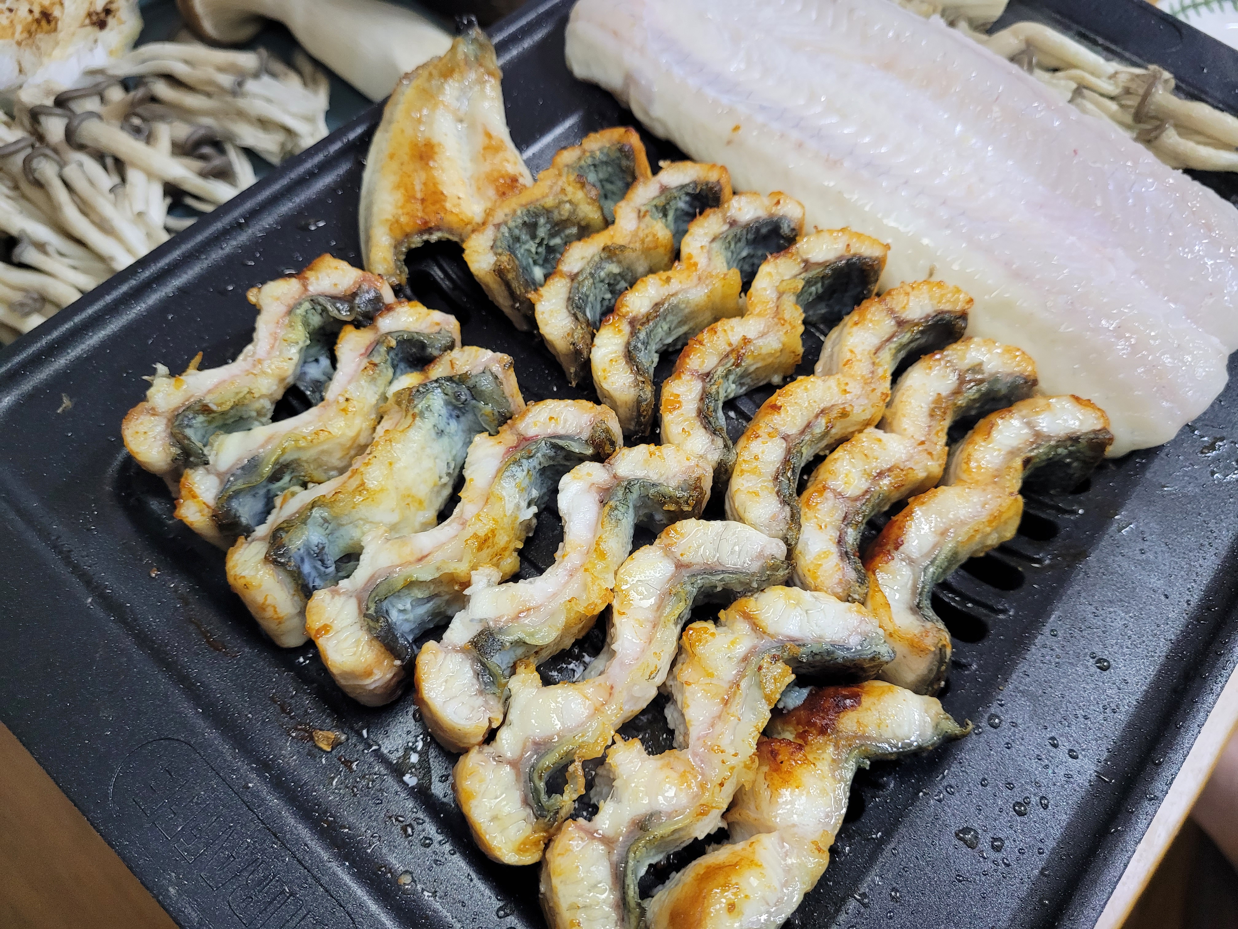  여름철 몸보신 민물장어 효능 알아보아요.