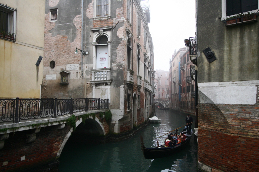 작은-수로에서-그림같은-풍경-베네치아
