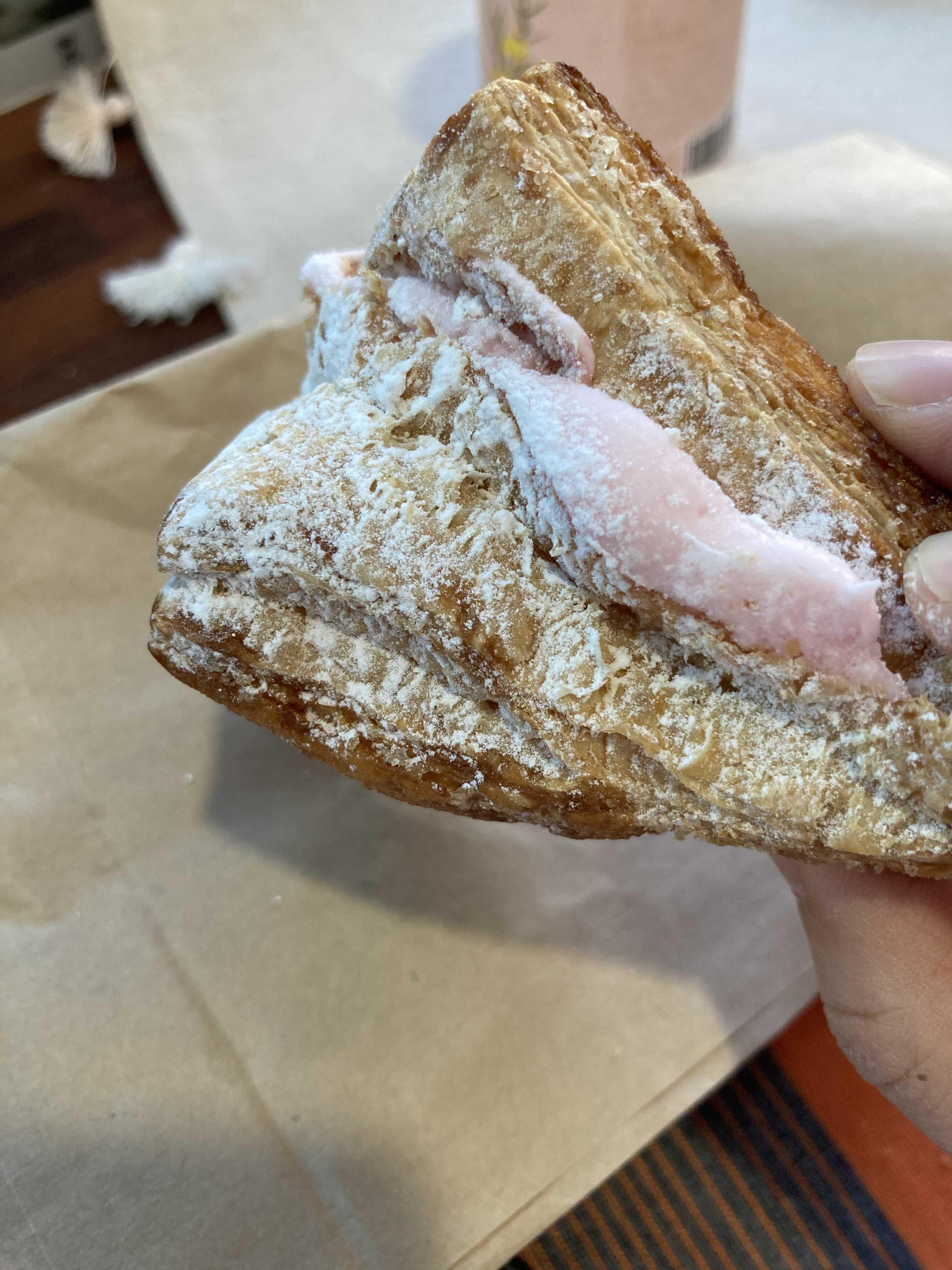  파리바게트 신상 맛있네요 ! 딸기딸기