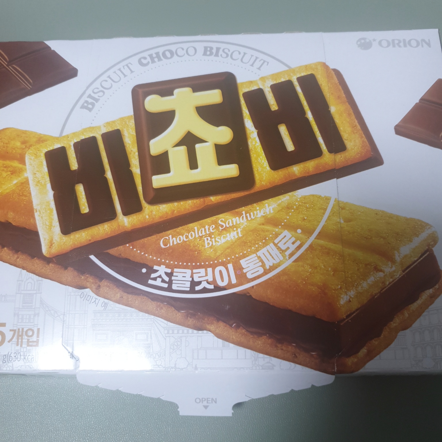  오리온 초콜릿이 통째로 들어있는 비쵸비 샌드과자