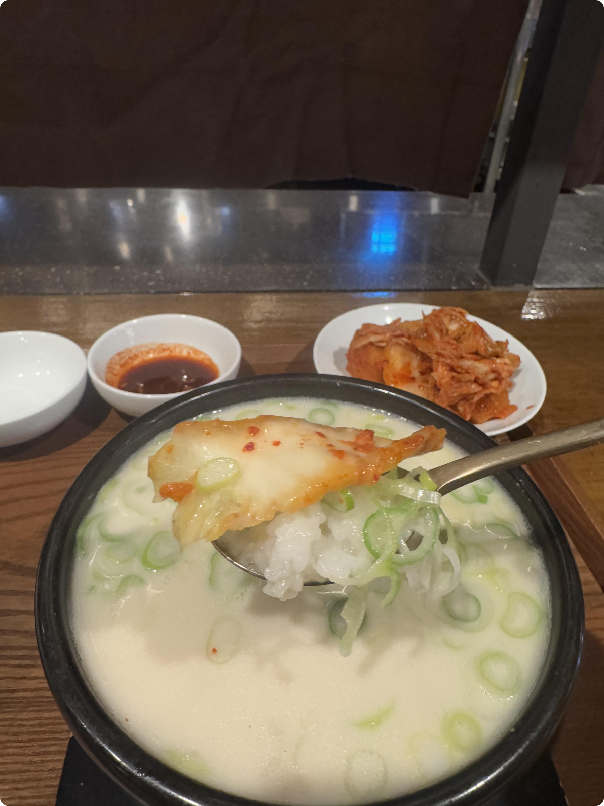 거대곰탕-진한-사골곰탕-김치-밥