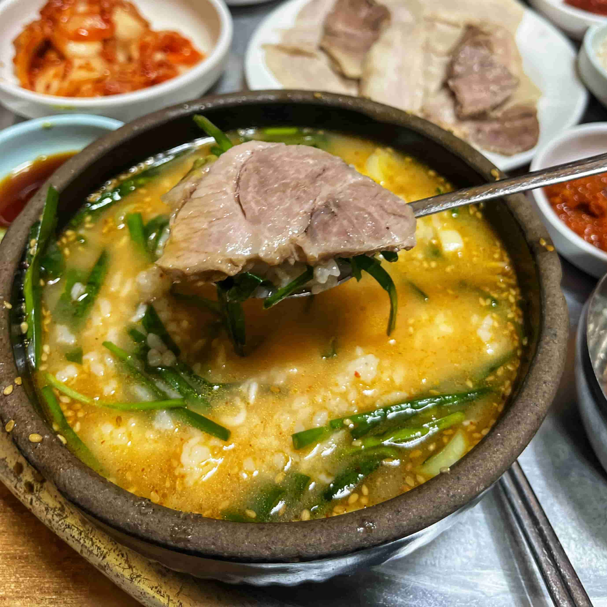 국밥에 수육을 올려 먹는 사진