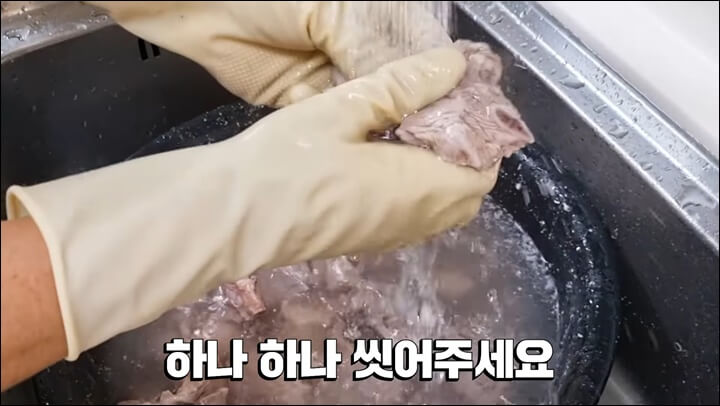 초벌 삶은 돼지갈비 씻어주기